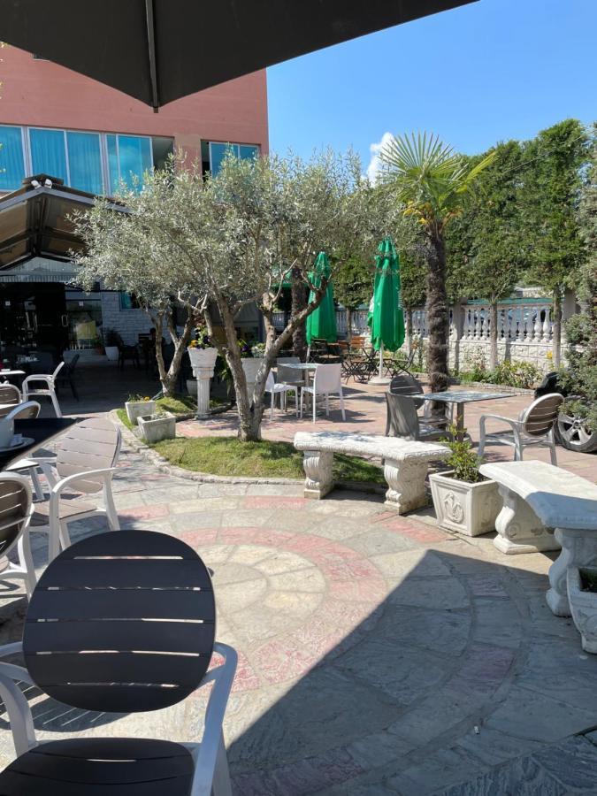 Bajovah & Restaurant Leilighet Tiranë